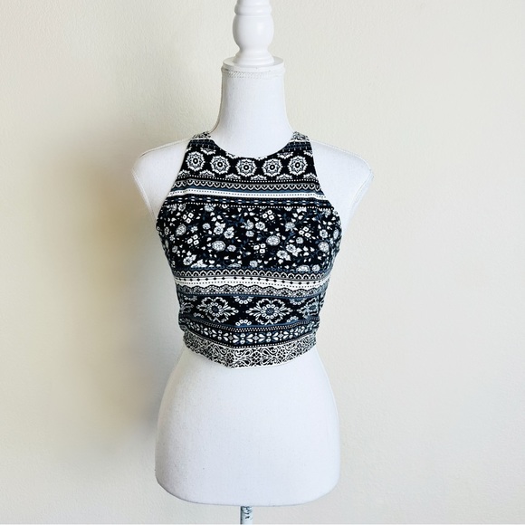 Forever 21 Tops - Forever 21 Black & White Floral Tribal Print Crop Top Tank Top